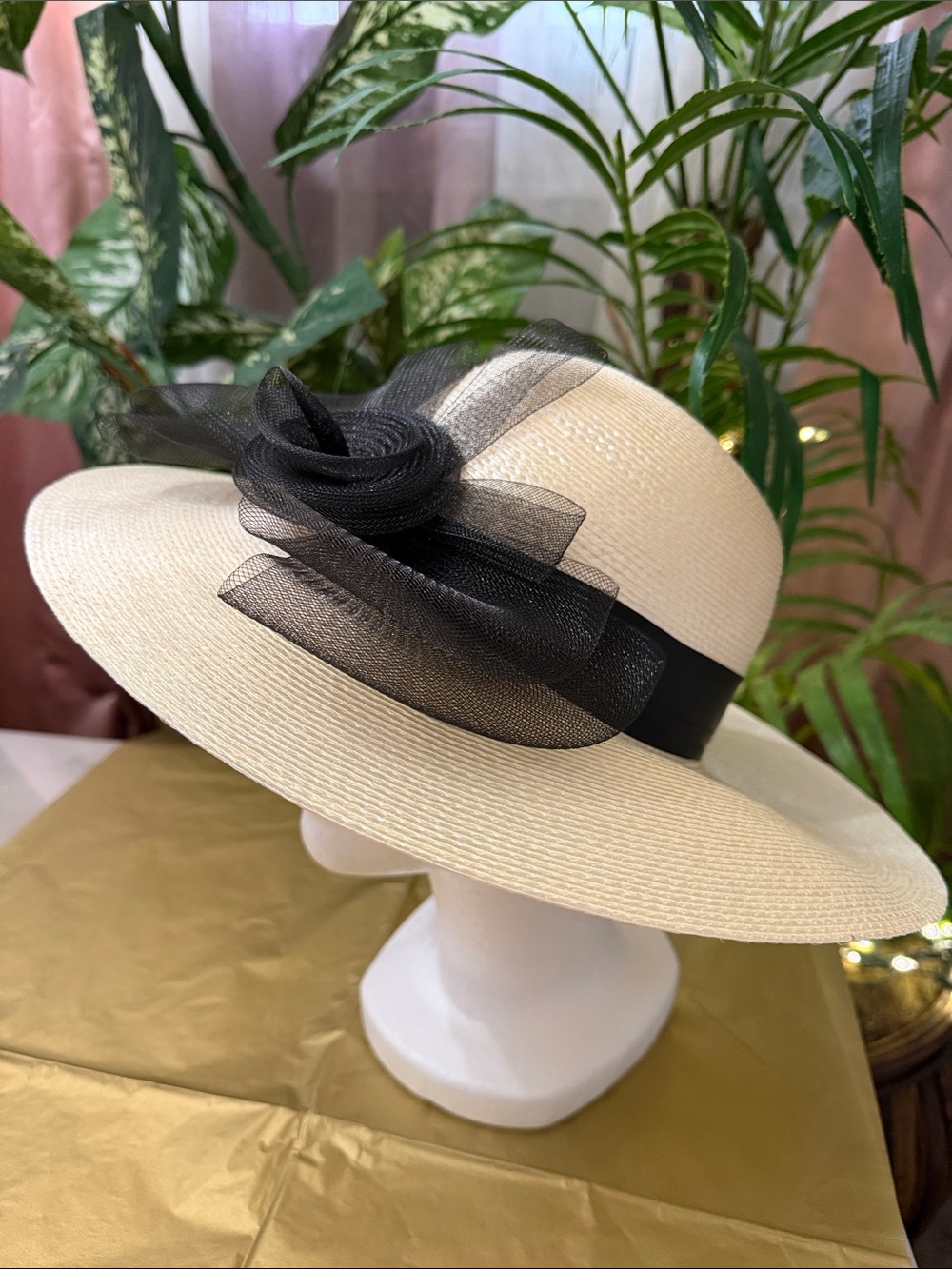 Vintage Elegant Derby Cream Straw Hat with Black Ribbon Accent